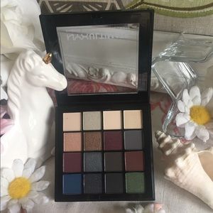 🌋NYX Ultimate Smokey Palette🌛Only Swatched💯Auth